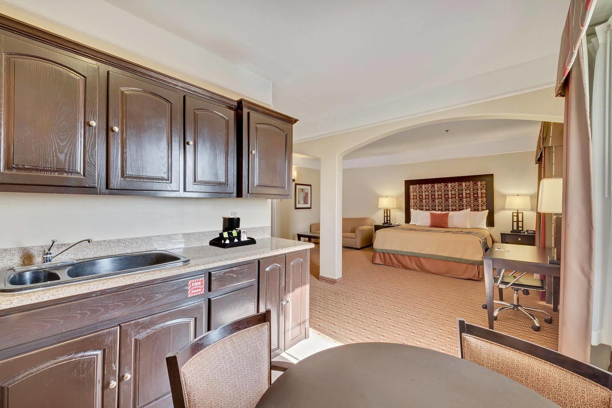 Super 8 By Wyndham Hidalgo At La Plaza Mall & Mcallen Airport מראה חיצוני תמונה
